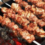 Ехать на дачу больше не обязательно! Шикарный шашлык в домашних условиях благодаря этой хитрости.