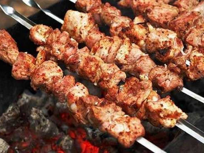 Ехать на дачу больше не обязательно! Шикарный шашлык в домашних условиях благодаря этой хитрости.