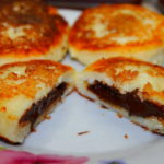 Пышные сырники с малиновой начинкой: простой рецепт