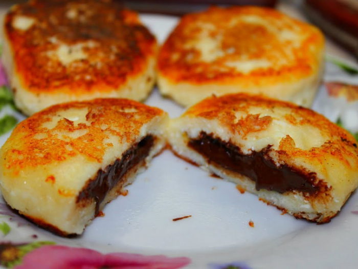 Пышные сырники с малиновой начинкой: простой рецепт
