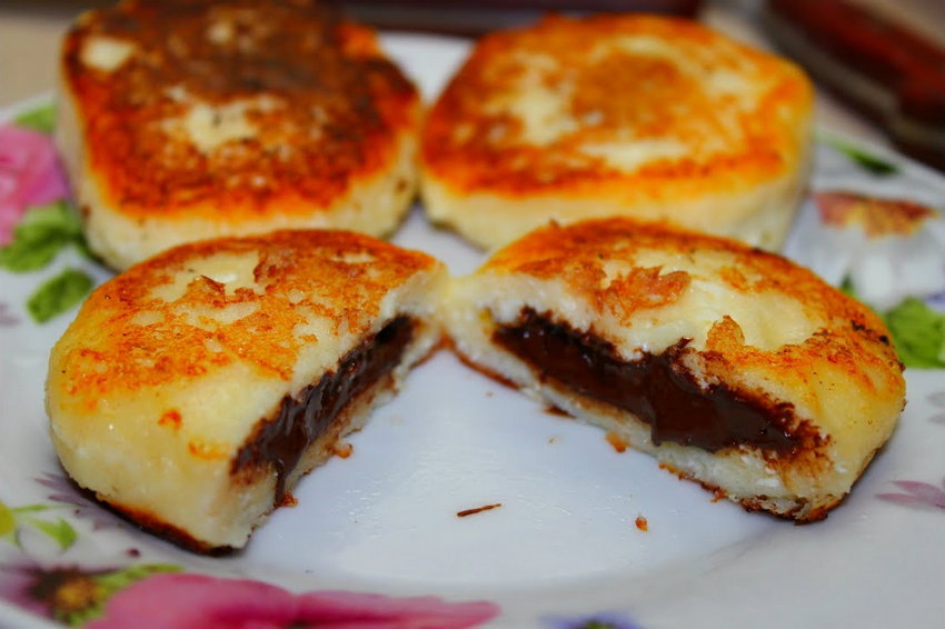 Пышные сырники с малиновой начинкой: простой рецепт