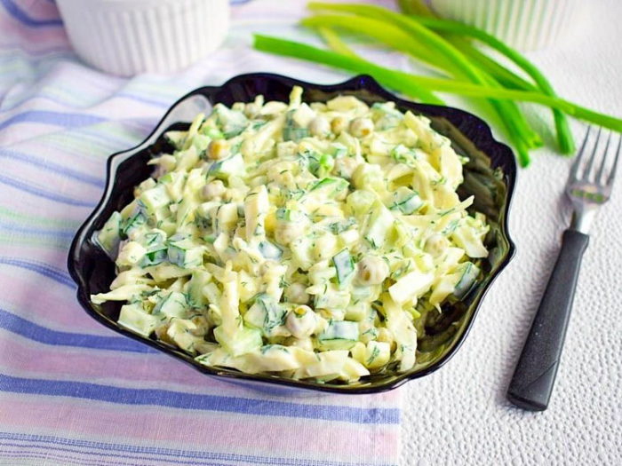Салат с баклажанами и зеленым горошком