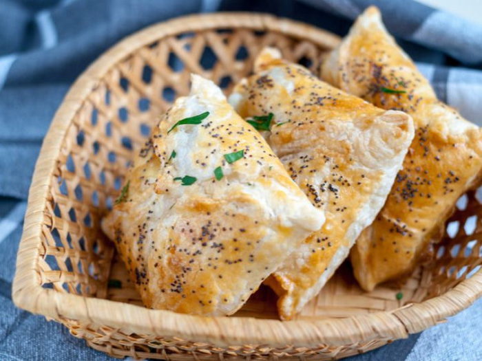 Слоечки с ветчиной и сыром
