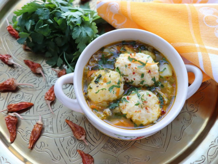 Суп с сырными клецками и овощами