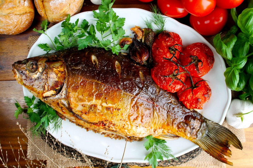 Запеченный карп с ореховой начинкой