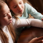 Большинство родителей подсаживают своих детей на гаджеты