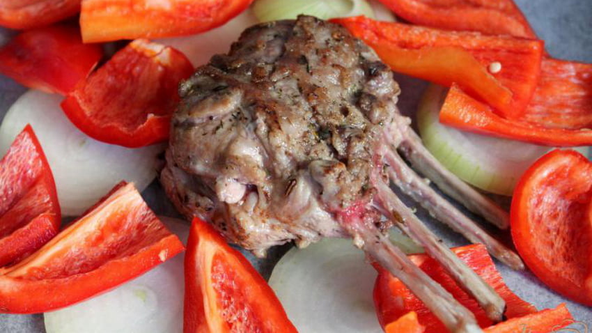 Каре ягненка с картофелем и болгарским перцем