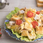 Салат с сухариками курицей и помидором