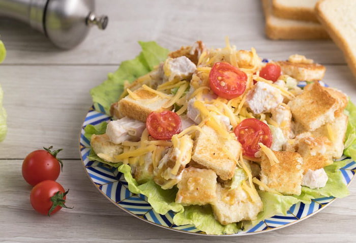 Салат с сухариками курицей и помидором