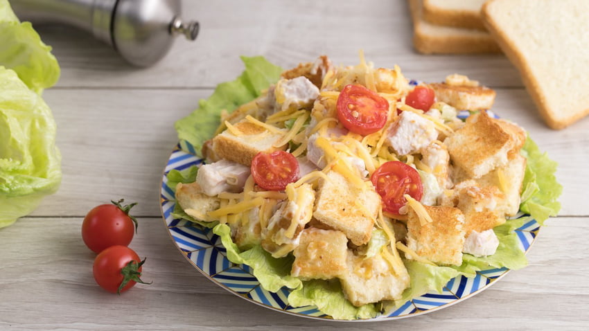 Салат с сухариками курицей и помидором