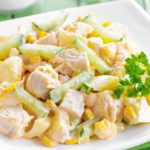 Закуска из салата с курицей и ананаса