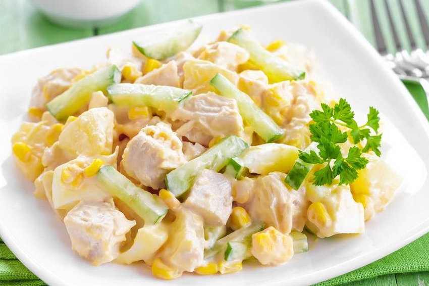 Закуска из салата с курицей и ананаса
