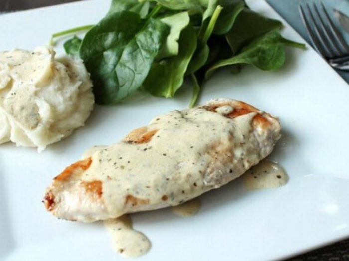 Куриное филе в сливочном соусе с перцем