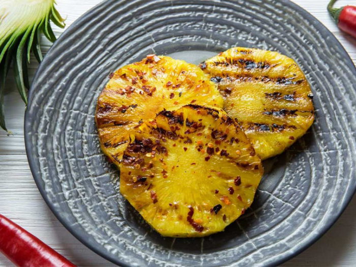 Ананас-гриль с клубничным соусом и корицей