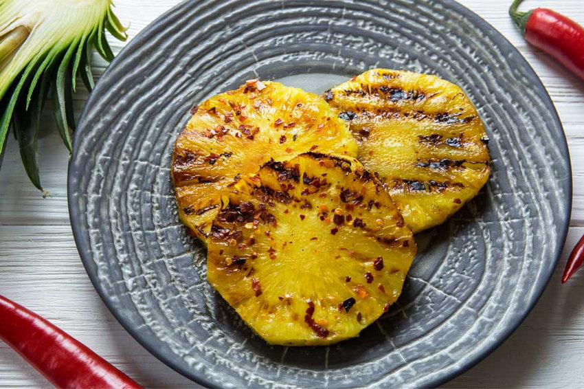 Ананас-гриль с клубничным соусом и корицей