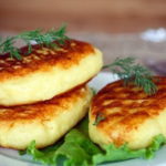 Картофельные зразы с яйцом и карамелизированными овощами