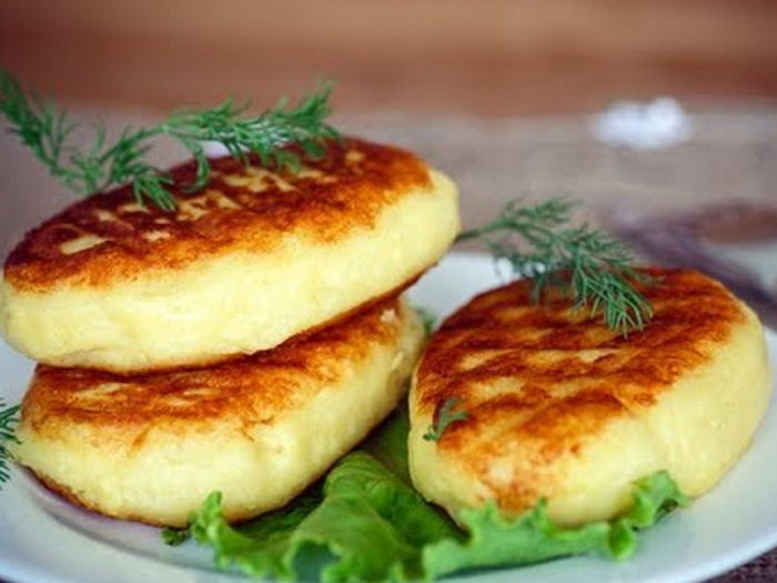 Картофельные зразы с яйцом и карамелизированными овощами