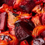 Свекла и картофель запеченные с беконом и ребрами