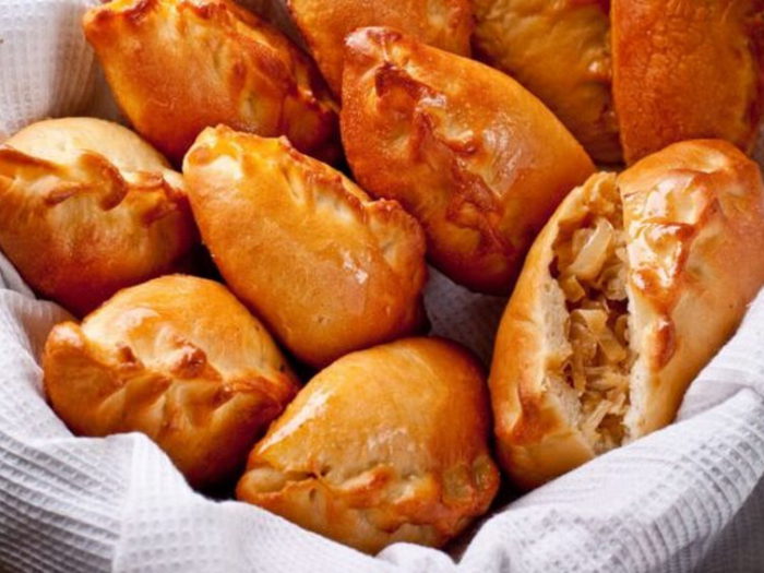 Рулет из птицы с начинкой из печени и брусники
