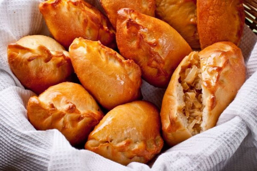 Рулет из птицы с начинкой из печени и брусники