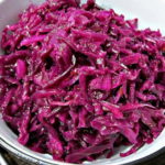 Салат с красной капустой, крабовыми палочками и черносливом