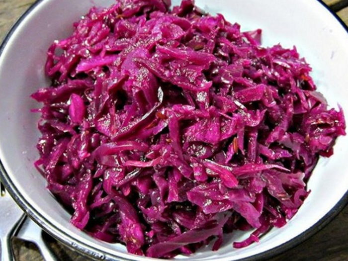 Салат с красной капустой, крабовыми палочками и черносливом