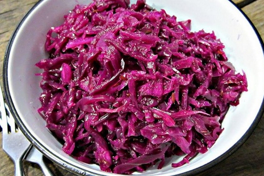 Салат с красной капустой, крабовыми палочками и черносливом