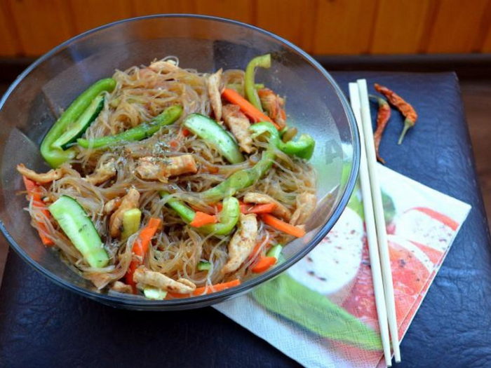 Салат с фунчозой