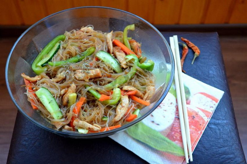 Салат с фунчозой