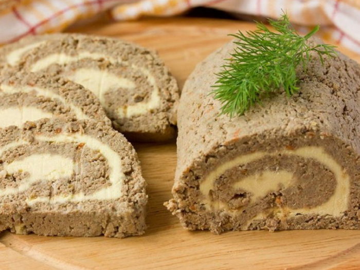 Печеночный рулет со шпинатом и яйцом