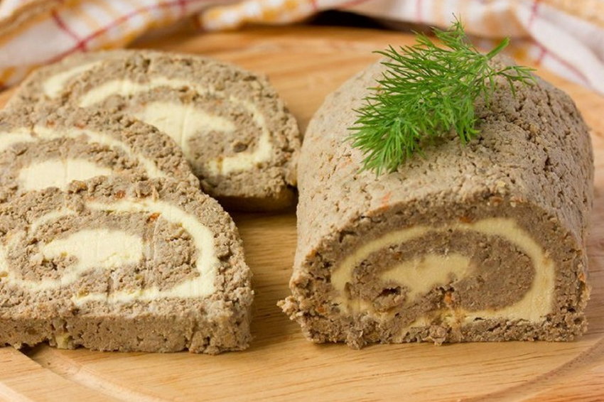 Печеночный рулет со шпинатом и яйцом