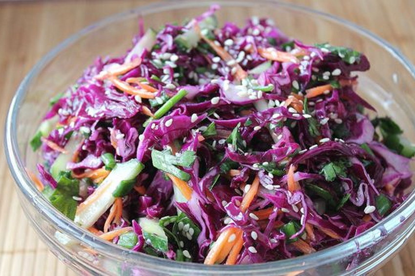 Салат с красной капустой, крабовыми палочками и черносливом