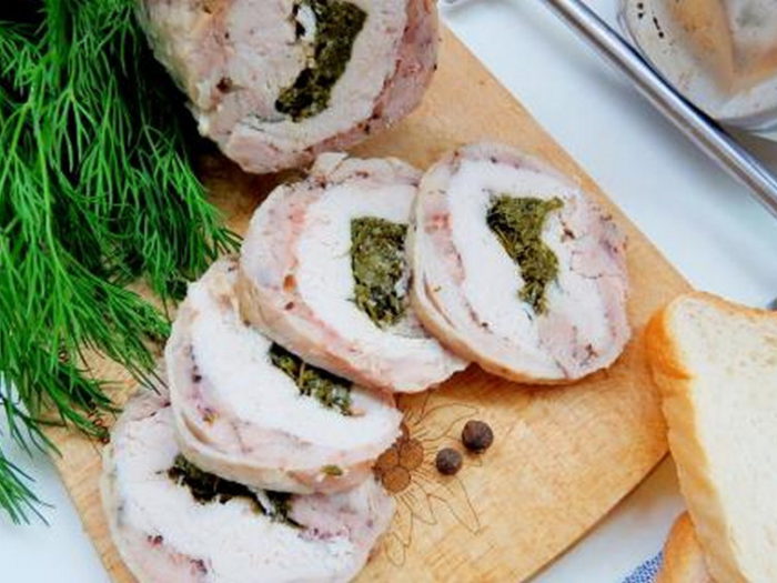 Рулет из птицы с начинкой из печени и брусники