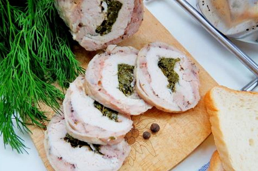 Рулет из птицы с начинкой из печени и брусники