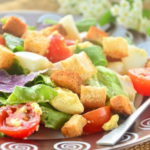 Салат с сухариками курицей и помидором