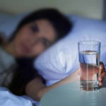 Почему следует ставить стакан воды на ночь у кровати