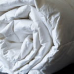 Швея без швейной машинки показывает, как из пододеяльника мигом сделать одеяло