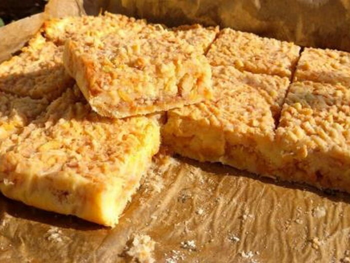 Рецепт насыпного яблочного пирога с манкой