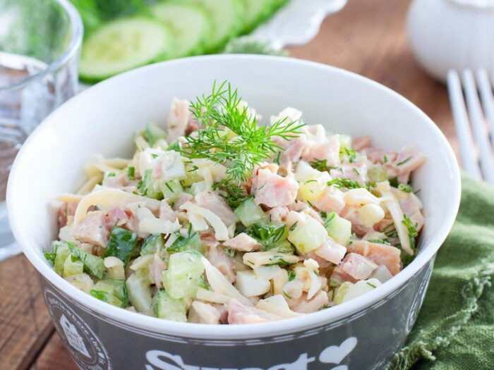 Салат с овощами и копченой курицей