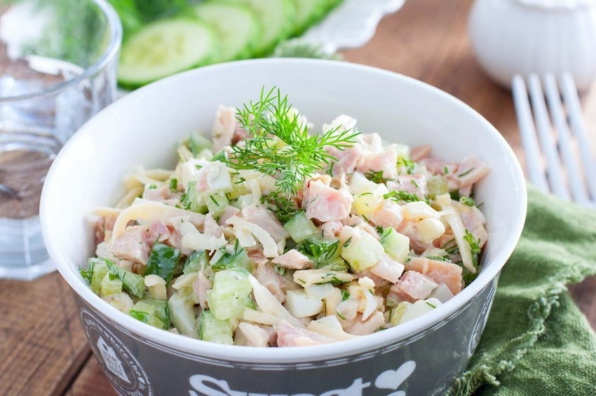 Салат с овощами и копченой курицей