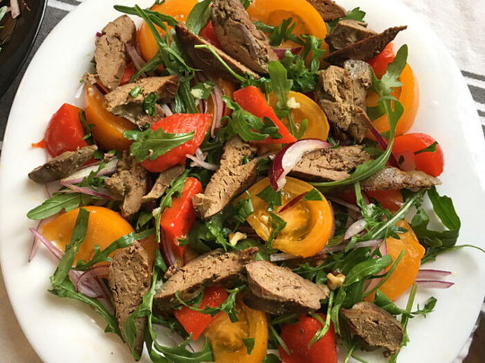 Овощной салат с куриной печенью