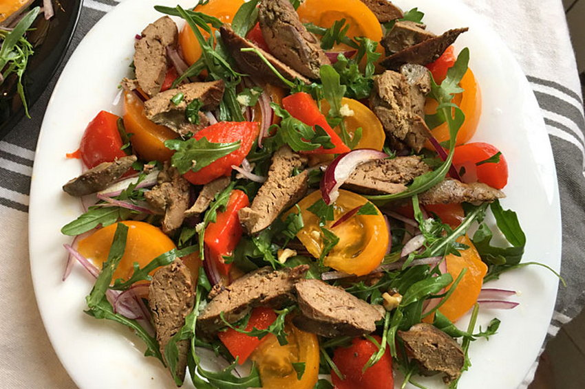 Овощной салат с куриной печенью
