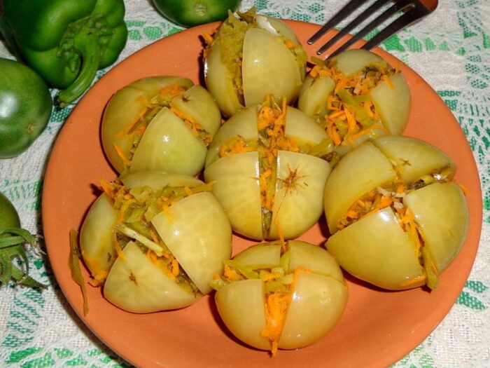 Зеленые помидоры с морковью и чесноком