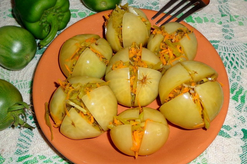 Зеленые помидоры с морковью и чесноком