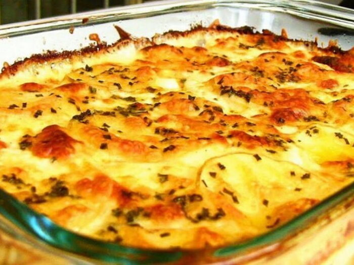 Картофельная запеканка с мясом и яблоками