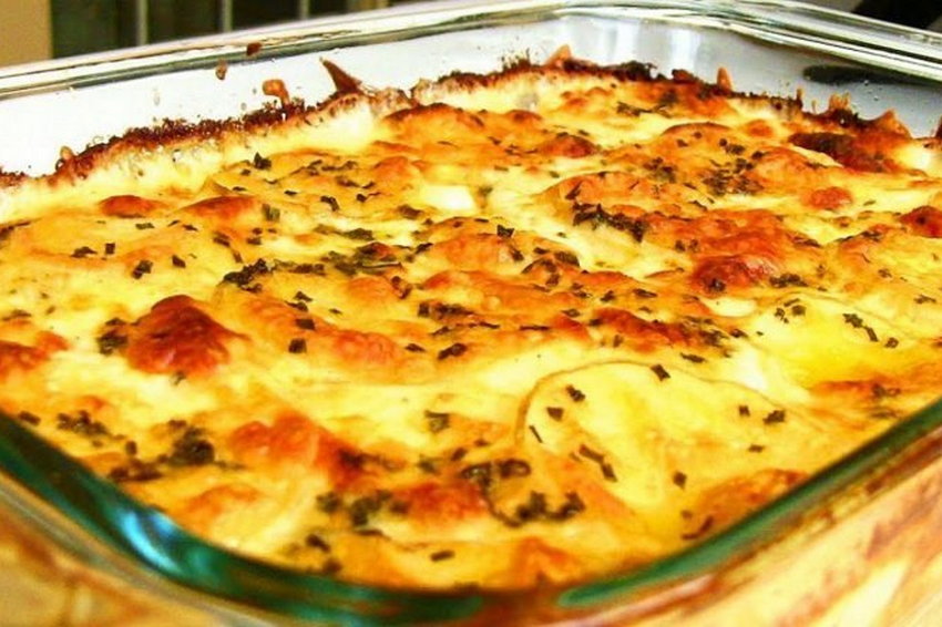 Картофельная запеканка с мясом и яблоками