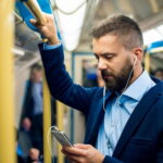 Нужно ли снимать наушники в общественном транспорте