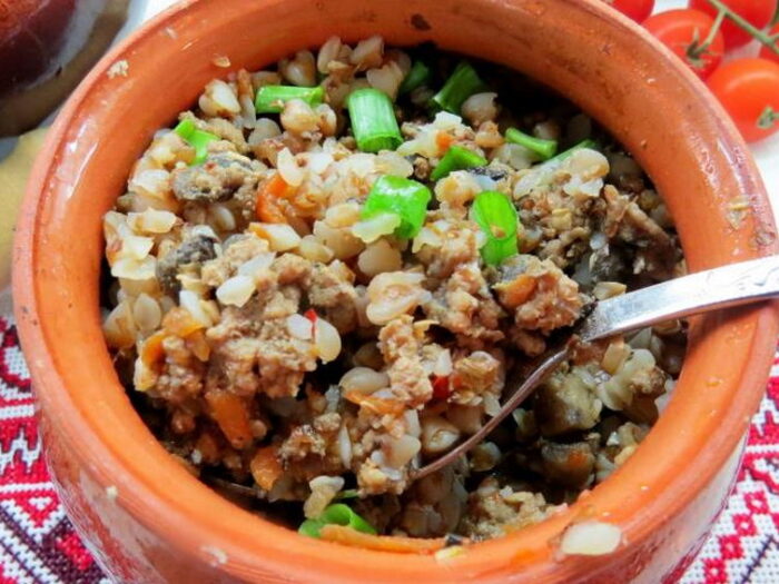 Рецепт гречневой каши с курицей в горшочках