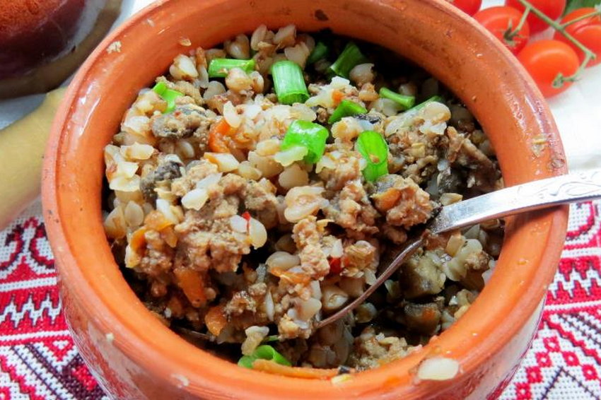 Рецепт гречневой каши с курицей в горшочках
