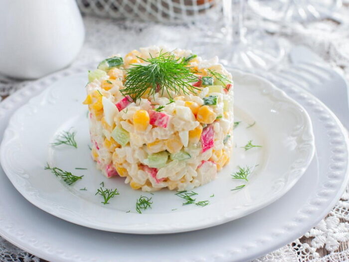 Салат из крабов и кукурузы